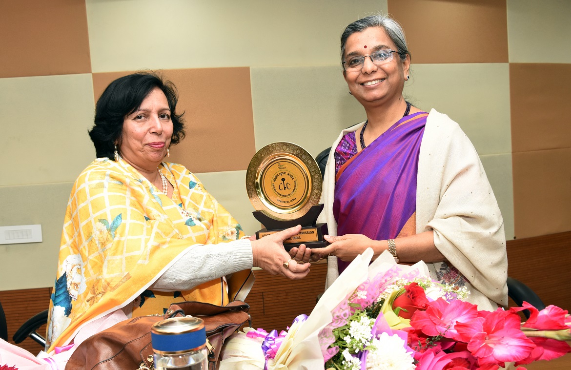 secretary  cic offering memento to Smt. Renu kakkar dy director general retied DGFT on the occasion of women’s day 2025