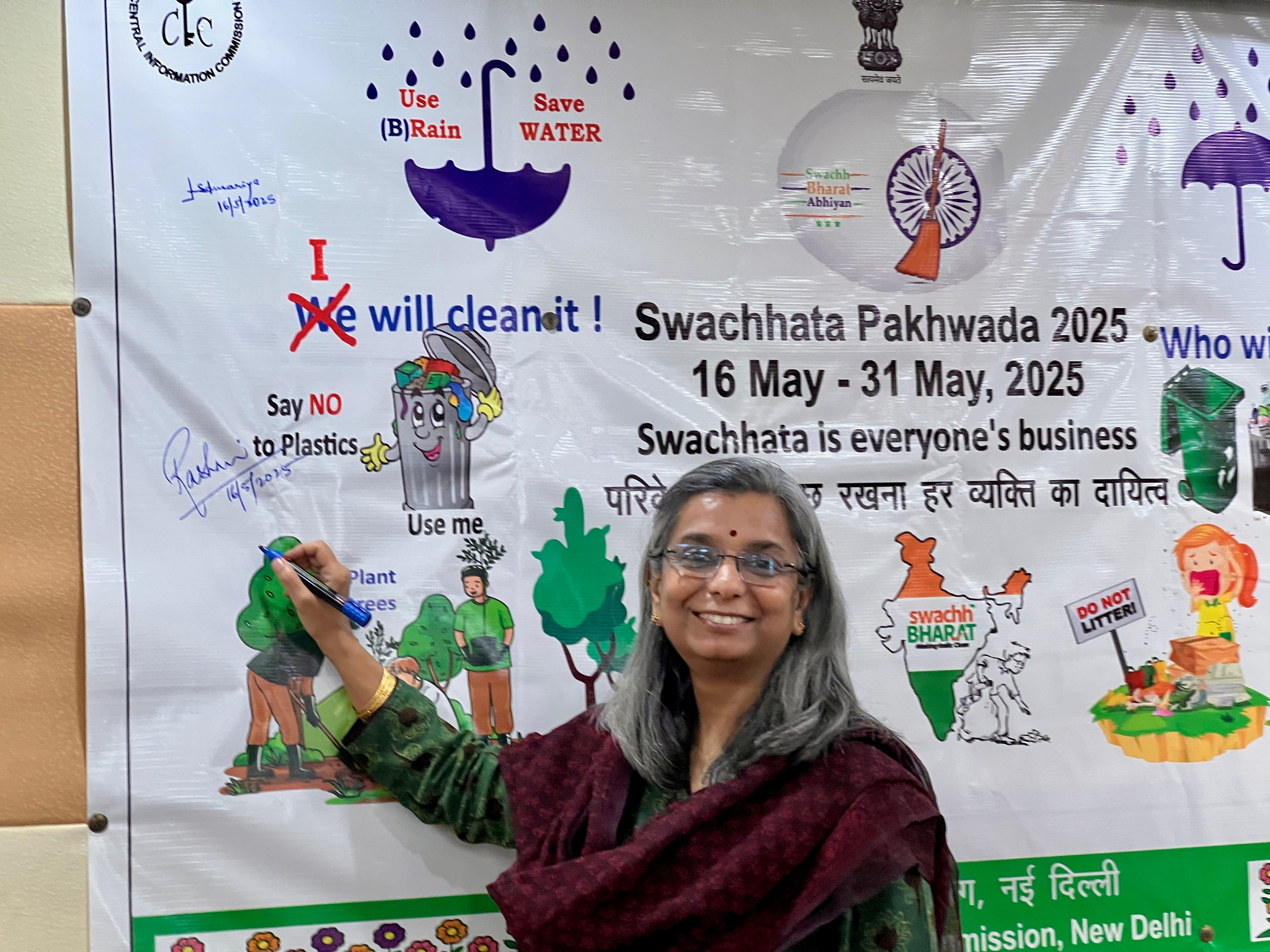 sec cic signing the banner of swachhata pakhwada 2025